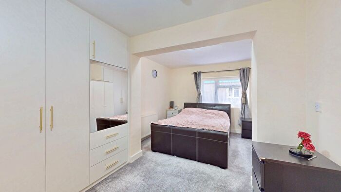 5 Bedroom Semi Detached House For Sale In North Circular Road, London, NW10