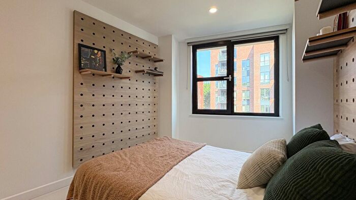 Studio To Rent In Commercial Road, London, E14