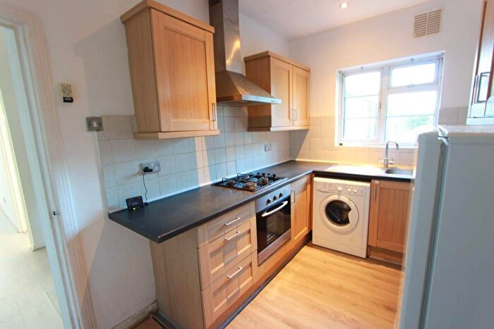 2 Bedroom Flat To Rent In Nether Street, London, N12