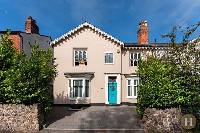4 Bedroom Semi Detached House For Sale In Harborne Road, Birmingham, B15
