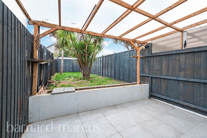 2 Bedroom End Of Terrace House For Sale In Saxon Avenue, Feltham, TW13