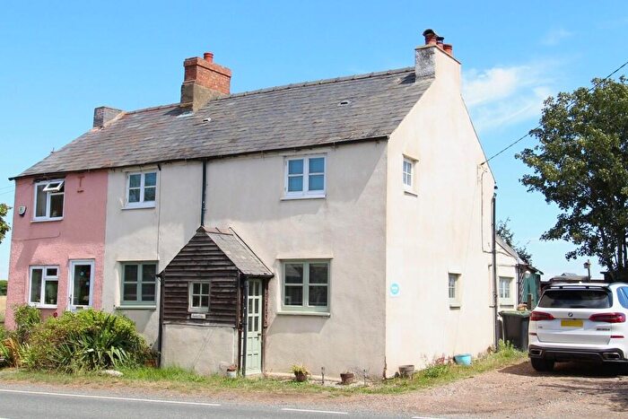 4 Bedroom Semi-Detached House For Sale In Sugarloaf Cottage, Vinegar Hill, Hatch, SG19