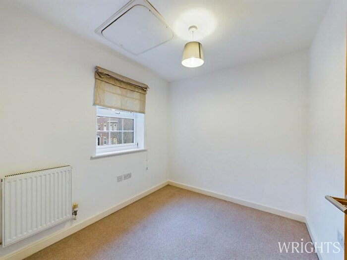 4 Bedroom Semi-Detached House To Rent In Langstone Ley, AL7