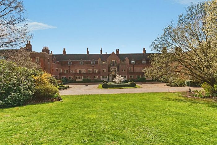 2 Bedroom Flat For Sale In Kings Drive, Midhurst, West Sussex, GU29