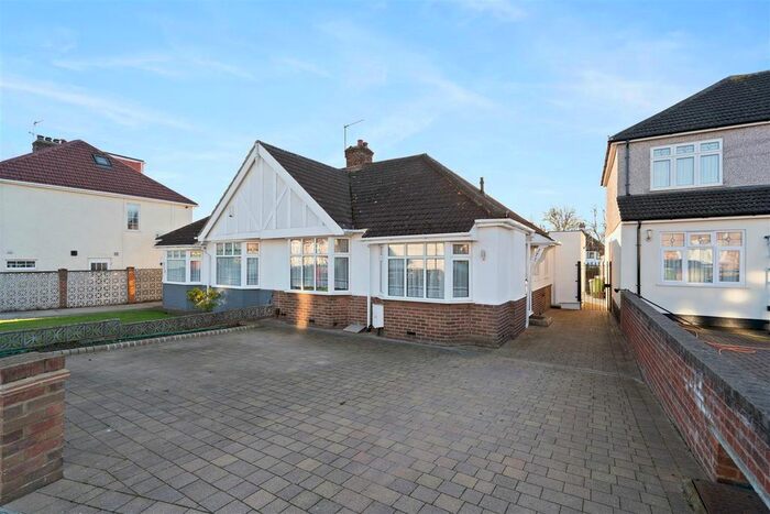 3 Bedroom Semi-Detached Bungalow To Rent In Rydal Drive, Bexleyheath DA7