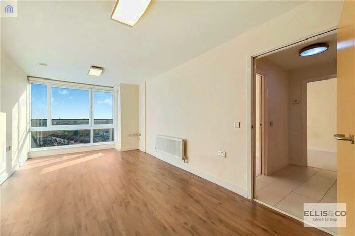 2 Bedroom Flat To Rent In The Green, Southall UB2