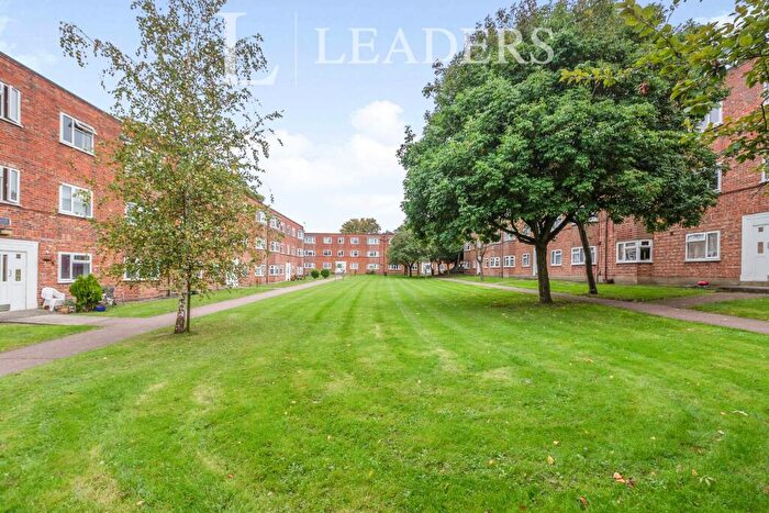 3 Bedroom Flat To Rent In Sutton Court, Brighton Road, Sutton, SM2