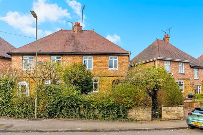 3 Bedroom Semi Detached House For Sale In Belgrave Crescent, Banbury, OX16