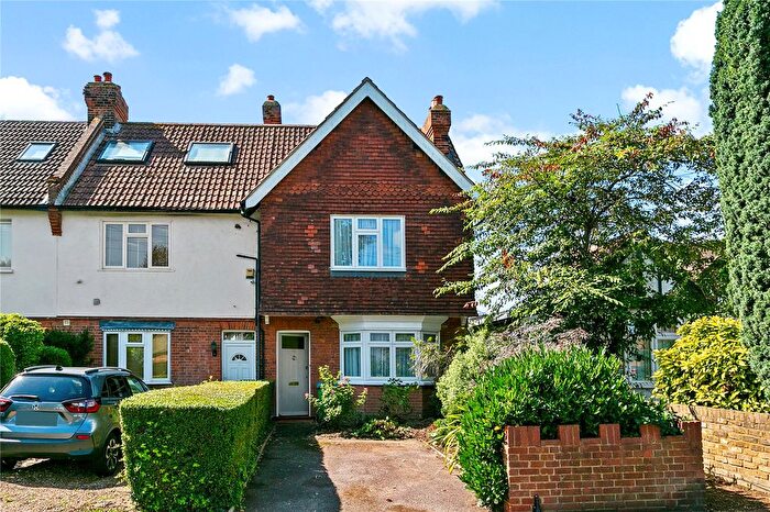 3 Bedroom End Of Terrace House For Sale In Oak Avenue, Hampton, TW12