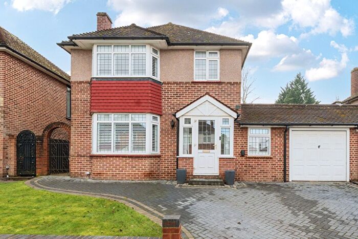 3 Bedroom Detached House For Sale In Cheyne Close, Bromley, BR2