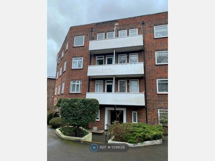 3 Bedroom Flat To Rent In Cromwell Court, Kingston Upon Thames, KT2