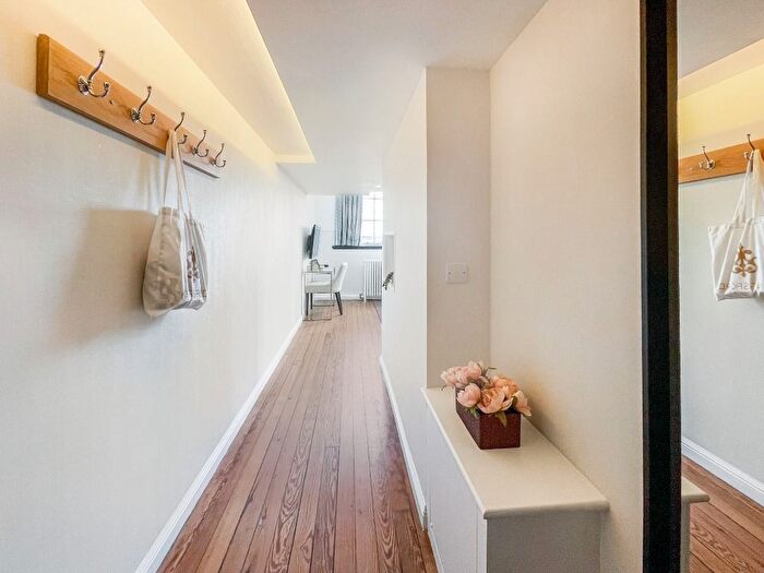 1 Bedroom Flat To Rent In Flat, Mcdonald Road, Broughton, Edinburgh, EH7