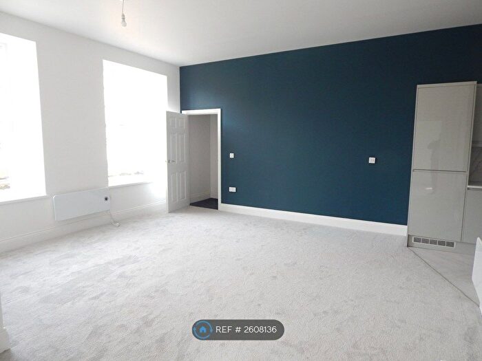 2 Bedroom Flat To Rent In Station Road, Batley, WF17