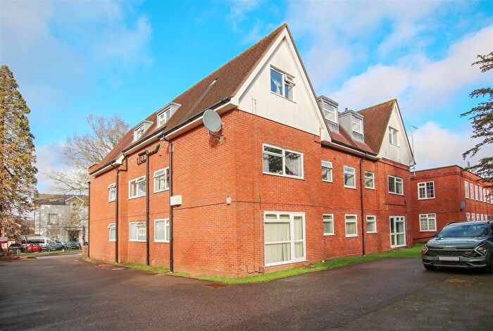 1 Bedroom Flat For Sale In Epsom Road, Leatherhead, KT22