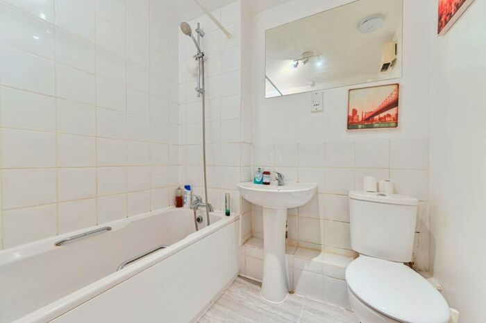 2 Bedroom Flat For Sale In Woods Road, Peckham, London, SE15