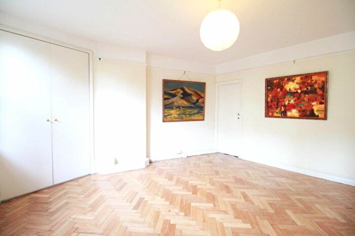 Apartment To Rent In North Hill Court, North Hill, Highgate, London, N6