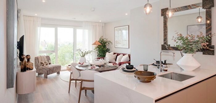 2 Bedroom Flat To Rent In Maple Mews, Bow View Apartments, E3