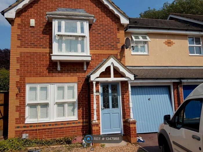 3 Bedroom Semi-Detached House To Rent In Jay Close, Reading, RG6