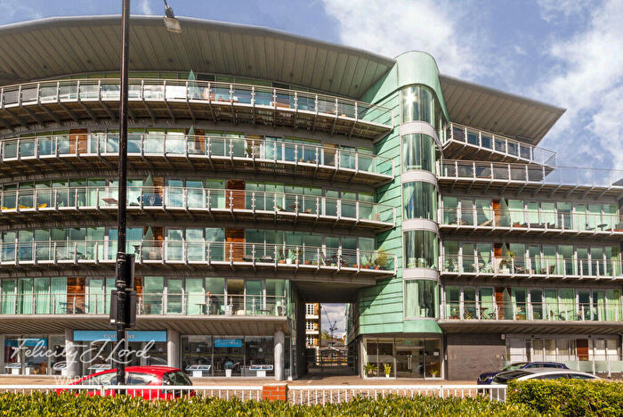 2 Bedroom Flat For Sale In Wapping High Street, London, E1W