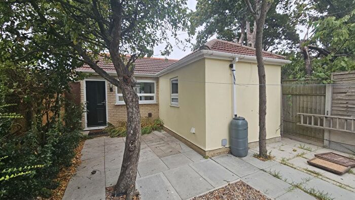 1 Bedroom Bungalow To Rent In Vicarage Lane, Ilford, Essex, IG1