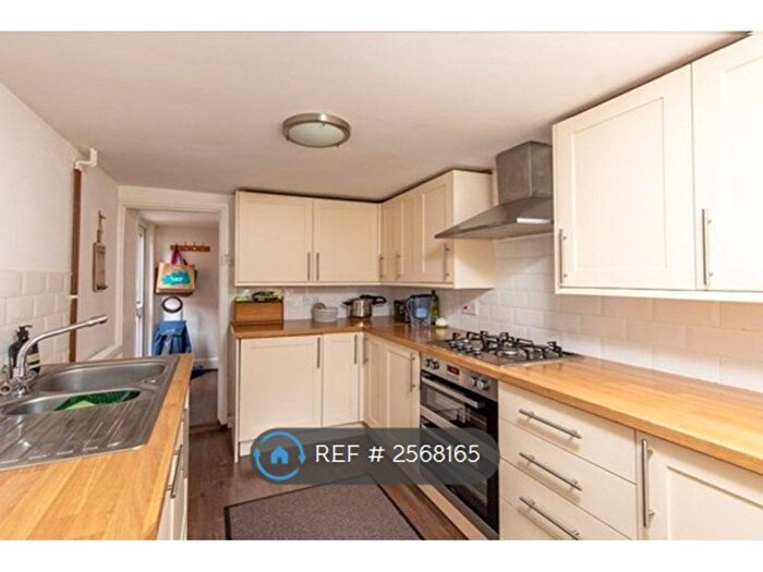 3 Bedroom Terraced House To Rent In Donnington Gardens, Reading, RG1