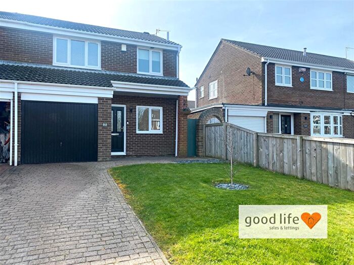 3 Bedroom Semi Detached House For Sale In Bishops Way, Chapel Garth, Sunderland, SR3