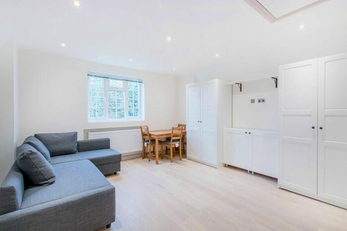 1 Bedroom Flat To Rent In Milton Road, Ickenham, Uxbridge UB10