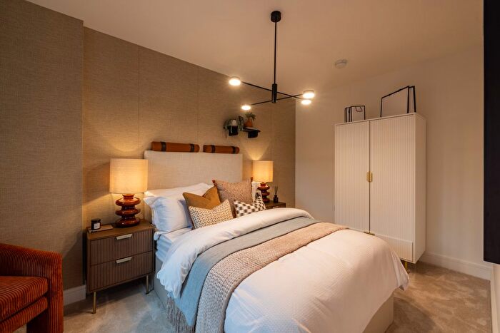 2 Bedroom Flat For Sale In Hawks Raod, Kingston Upon Thames, KT1