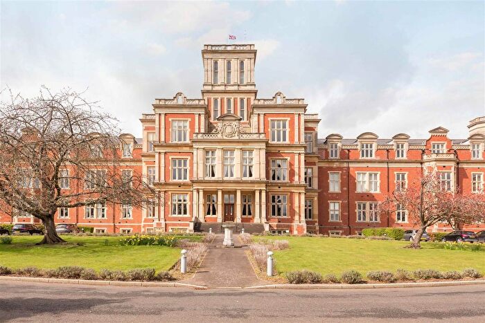 2 Bedroom Flat To Rent In Victoria Court, Royal Earlswood Park, Redhill, RH1