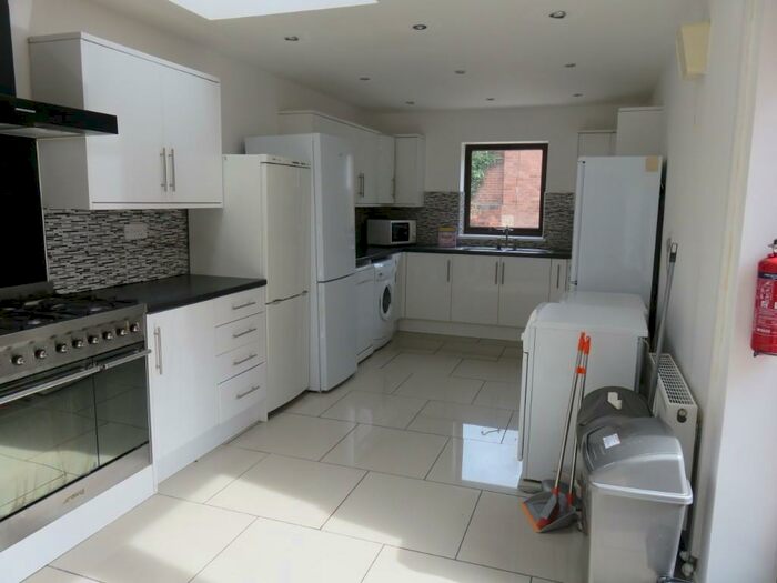 8 Bedroom Semi-Detached House To Rent In Harlaxton Drive, Nottingham, NG7