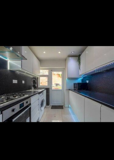 4 Bedroom End Of Terrace House To Rent In Chigwell Road, Chigwell, Essex, IG8