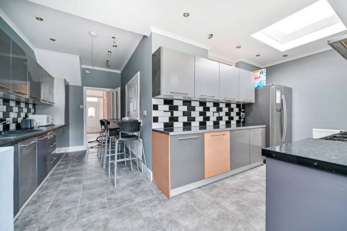 4 Bedroom End Of Terrace House To Rent In Ribblesdale Road, Furzedown, London, SW16