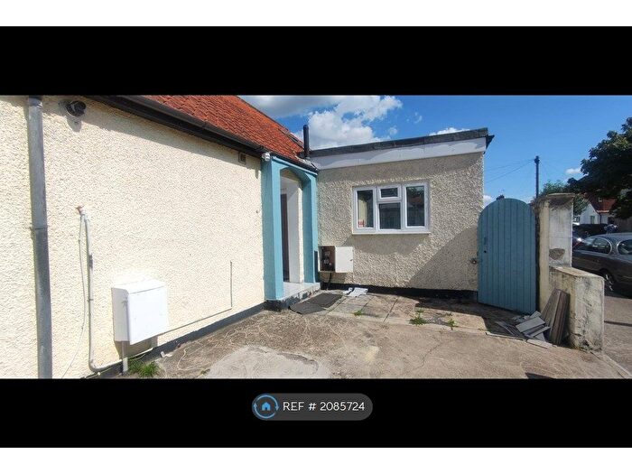 3 Bedroom Maisonette To Rent In Dawley Avenue, Uxbridge, UB8