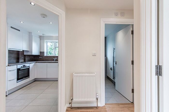2 Bedroom Flat To Rent In Avenue Road, London, N14