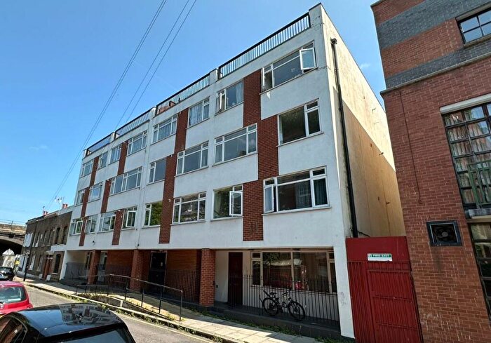3 Bedroom Flat For Sale In Flat, Johnson Street, Shadwell, London, E1