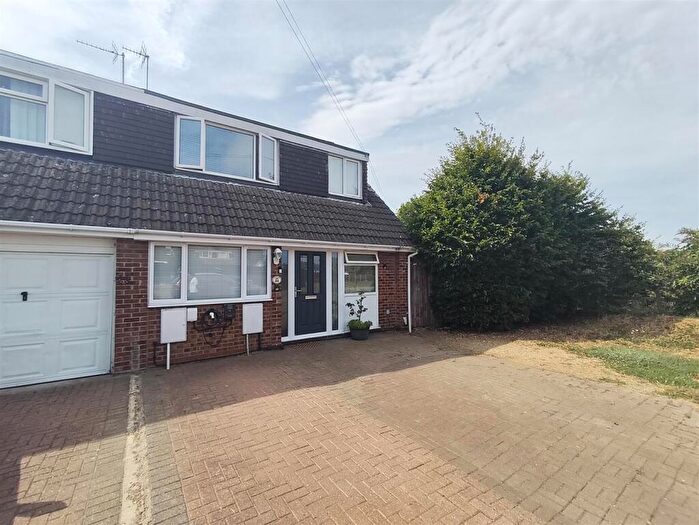 3 Bedroom Semi-Detached House For Sale In Denton Road, Peterborough, PE2