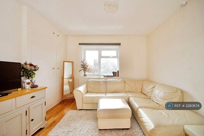 3 Bedroom Flat To Rent In Cotswold Gardens, London, NW2