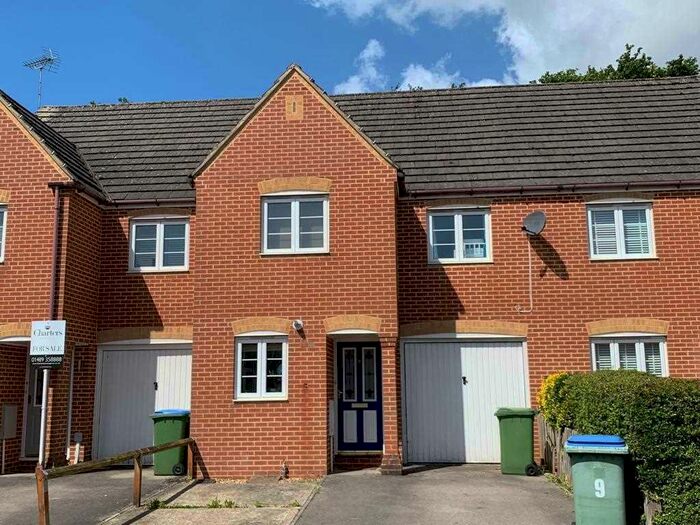 4 Bedroom Semi-Detached House To Rent In Jacaranda Close, Fareham, PO15