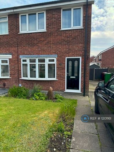 3 Bedroom Semi-Detached House To Rent In The Fairway, Manchester, M40
