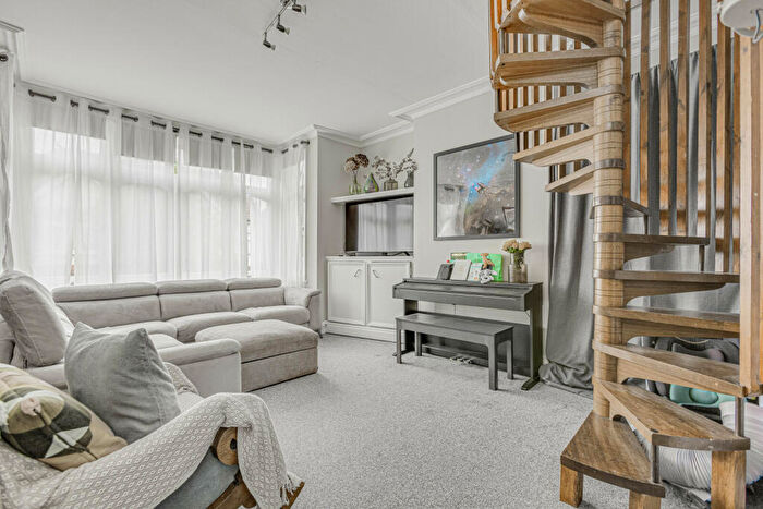 3 Bedroom Flat To Rent In Gilpin Avenue, Mortlake, SW14