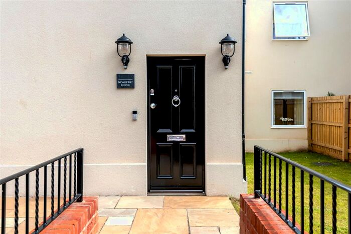 2 Bedroom Flat To Rent In St Leonards, Exeter, Devon, EX2