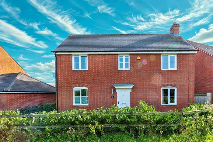 4 Bedroom Detached House For Sale In Purnell Walk, Aylesbury, HP19