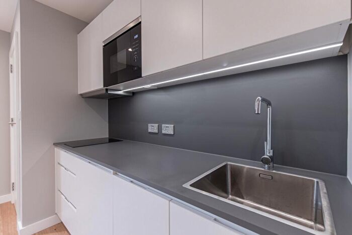 Flat To Rent In Flat Wedderburn Road, NW3