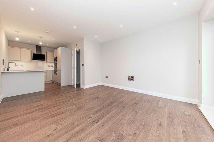 1 Bedroom Flat To Rent In Springfield Lane, Weybridge, KT13