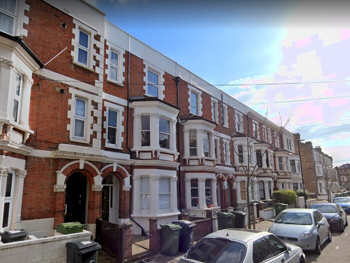 2 Bedroom Flat To Rent In Tregothnan Road, Clapham North, SW9