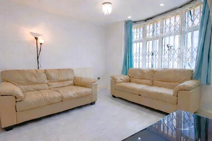 2 Bedroom Flat To Rent In West Hendon Broadway, London, NW9