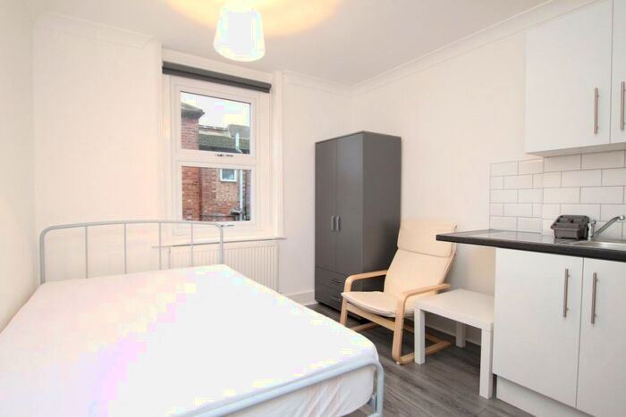 Flat To Rent In Forest Road, Walthamstow, London, E17