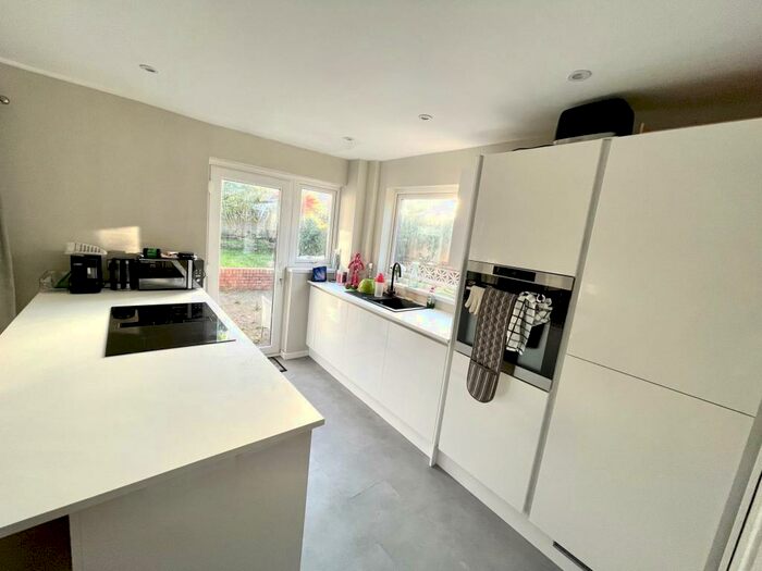 3 Bedroom House To Rent In Conybeare Road, Sully, Penarth, CF64