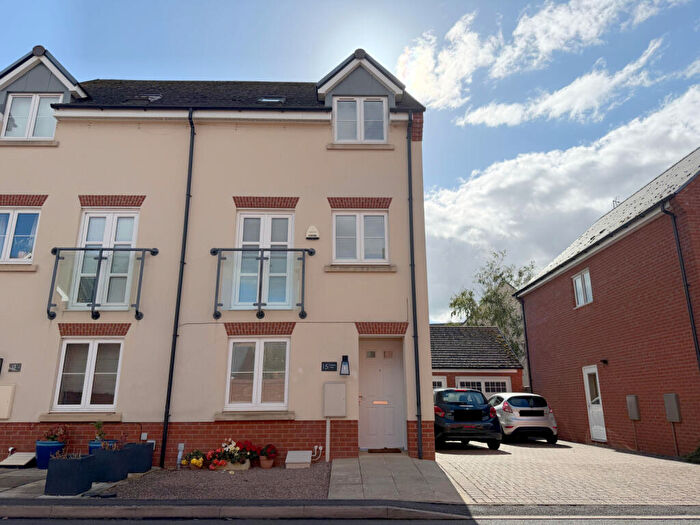 3 Bedroom Semi-Detached House For Sale In Webbs Way, Tewkesbury, GL20