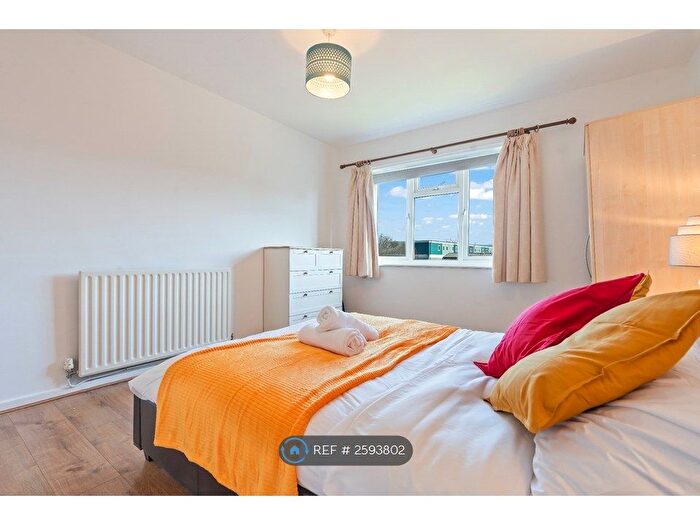 2 Bedroom Flat To Rent In Elizabeth Court, Birmingham, B17